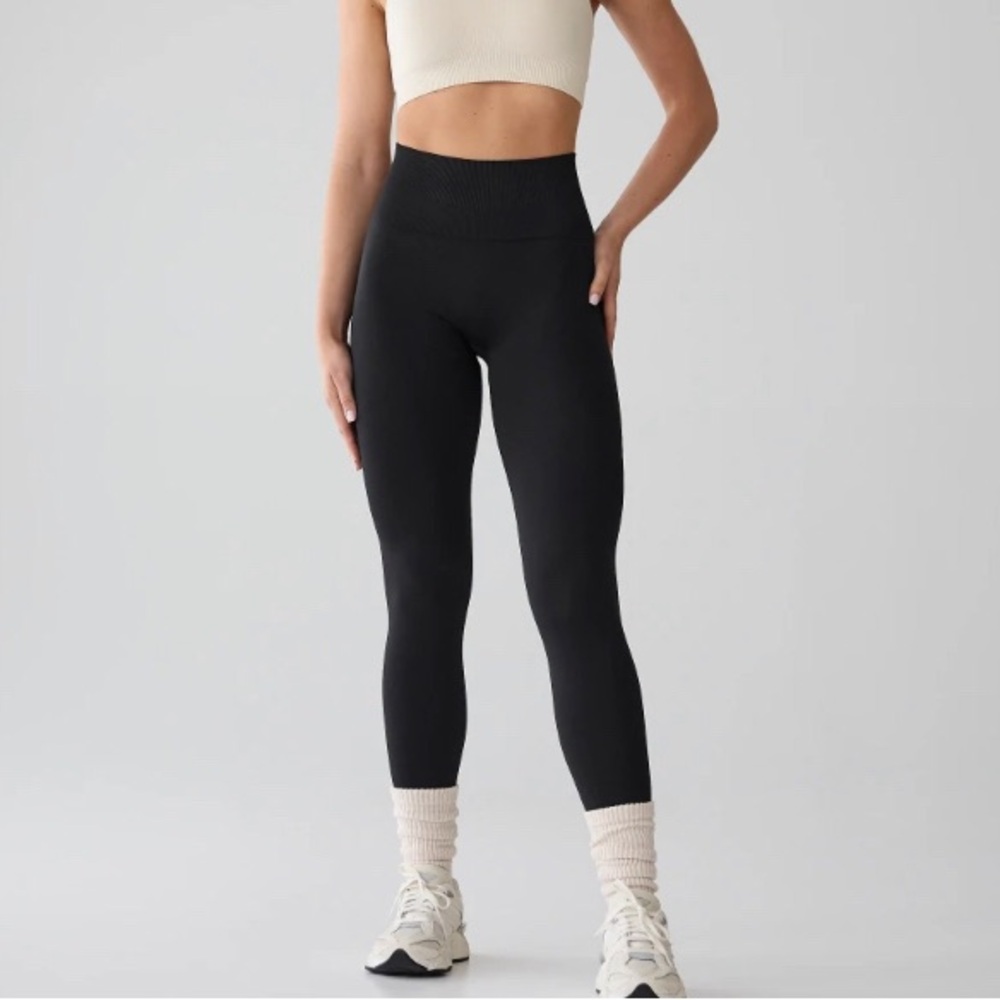 Sleek Black High-Rise Leggings - Picture 1 of 3